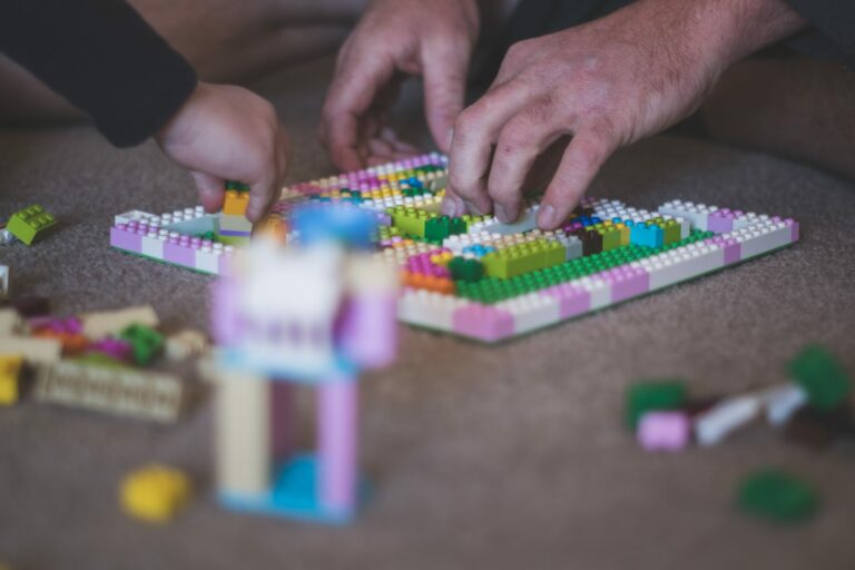 Abuelo y nieto jugando con Legos